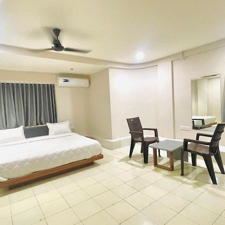 Hotel Royal Orbit Rajkot Bagian luar foto