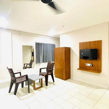 Hotel Royal Orbit Rajkot Bagian luar foto