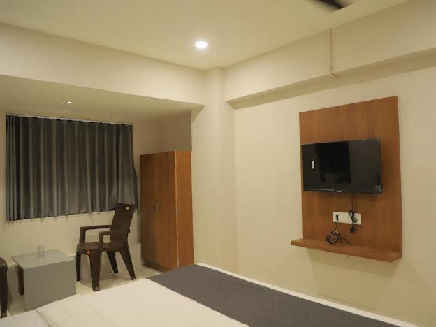 Hotel Royal Orbit Rajkot Bagian luar foto