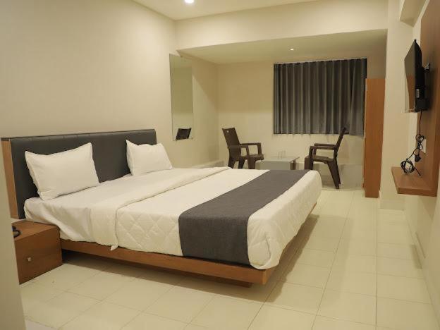 Hotel Royal Orbit Rajkot Bagian luar foto