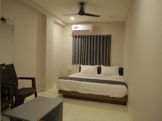 Hotel Royal Orbit Rajkot Bagian luar foto