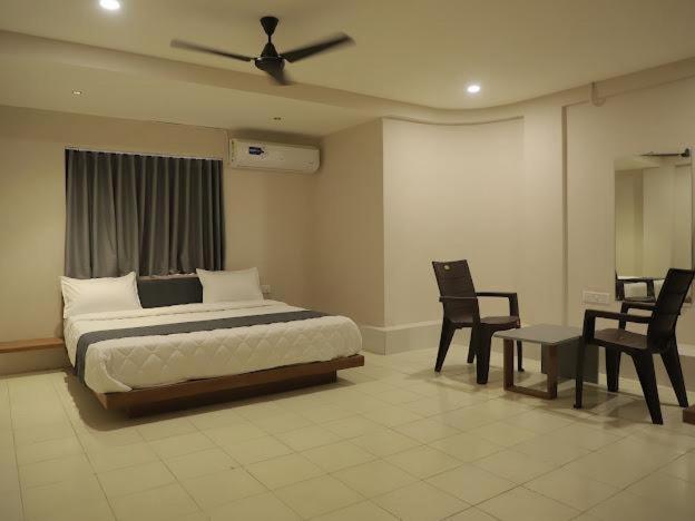 Hotel Royal Orbit Rajkot Bagian luar foto