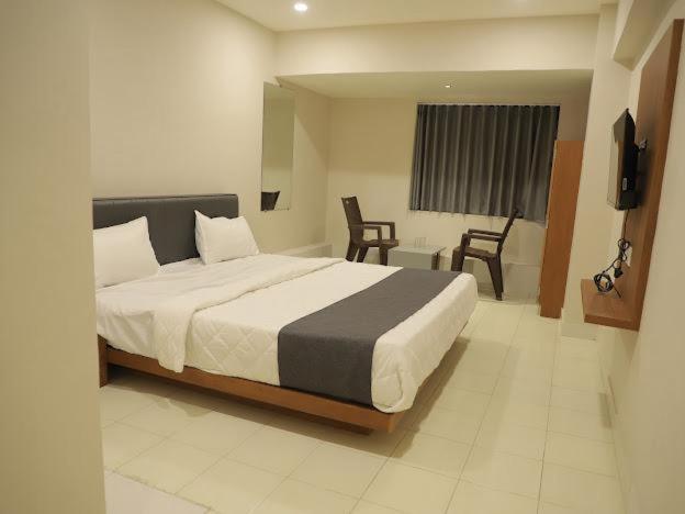 Hotel Royal Orbit Rajkot Bagian luar foto